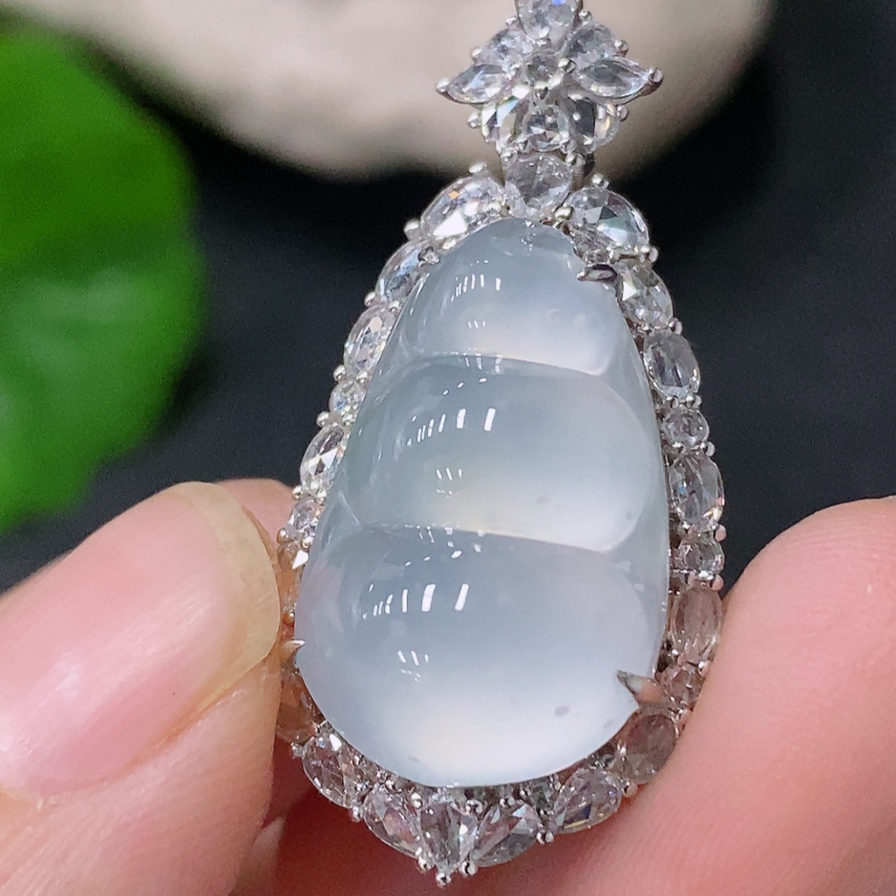 F33912634 Jadeite Mung Bean Pendant with 18k Gold and Diamond Accents, Total Weight Approx. 6.25g