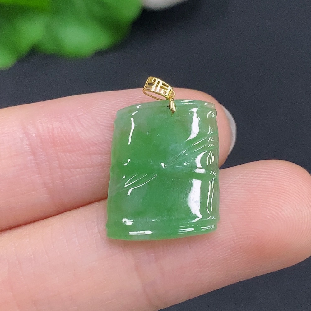 F32807302 Jadeite Pendant with Continuous Ascendancy Design 18k Gold Clasp Total Weight Approximately 1.2g