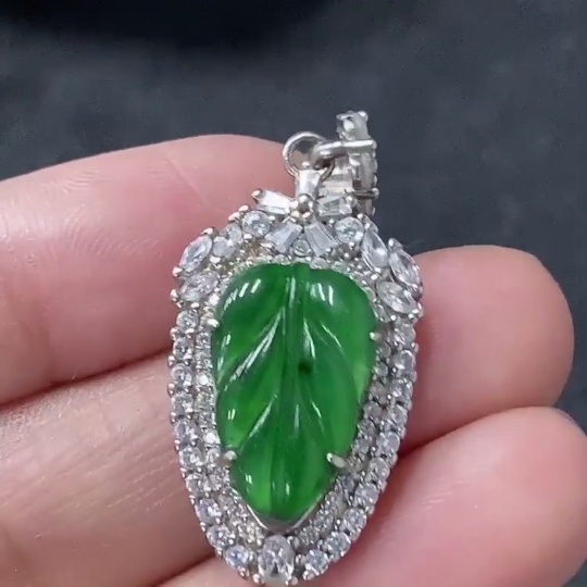 F33913392 Jadeite Inlaid Leaf Pendant Non-Gold Total Weight Approx. 3.8g