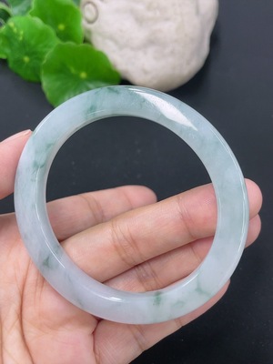F46551833 翡翠贵妃手镯 圈口52.5/48.5mm 货品总约重33.52g