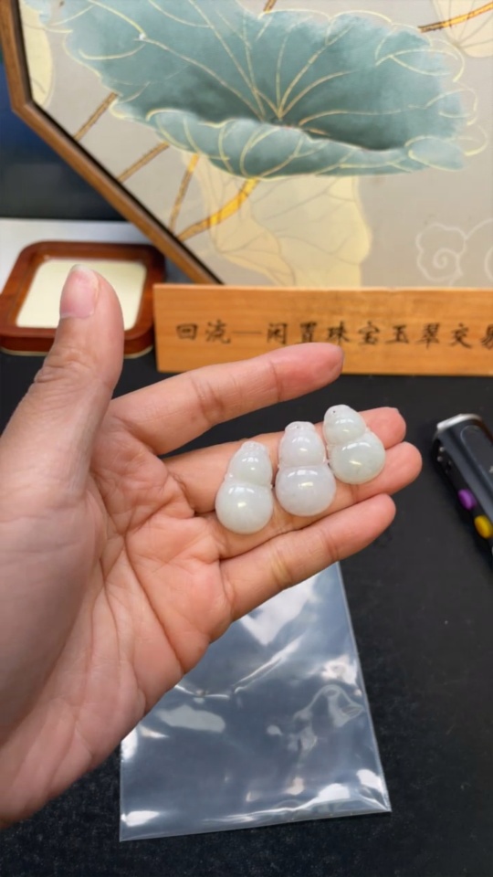 F34978338 Jadeite Gourd Pendant