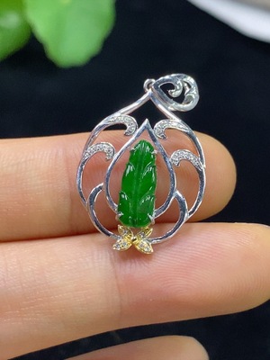 F35135460 Jadeite leaf pendant with 18k gold and diamond accents, total weight approximately 1.37g