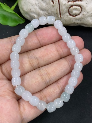 F46597711 翡翠手串 卡6.4mm左右 货品总重约14.56g
