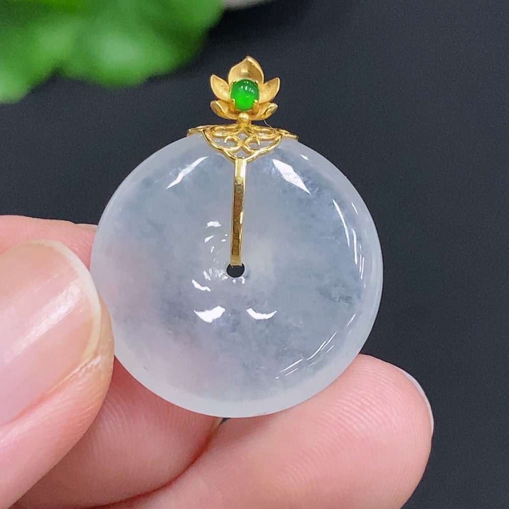 F30554926 Jadeite Safety Pendant with 18K Gold Clasp, Total Weight Approx. 5.56g