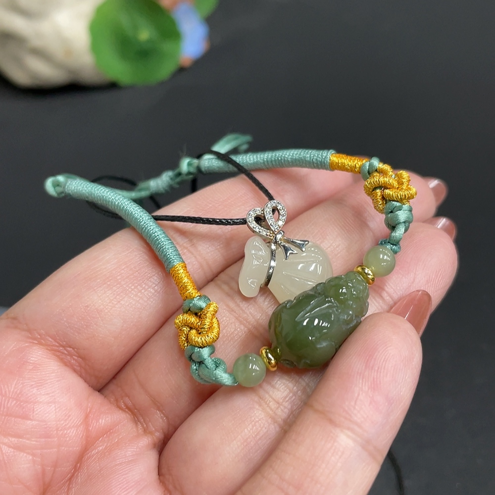 H34004111 Hetian Jade Bracelet with Inlaid Pendant