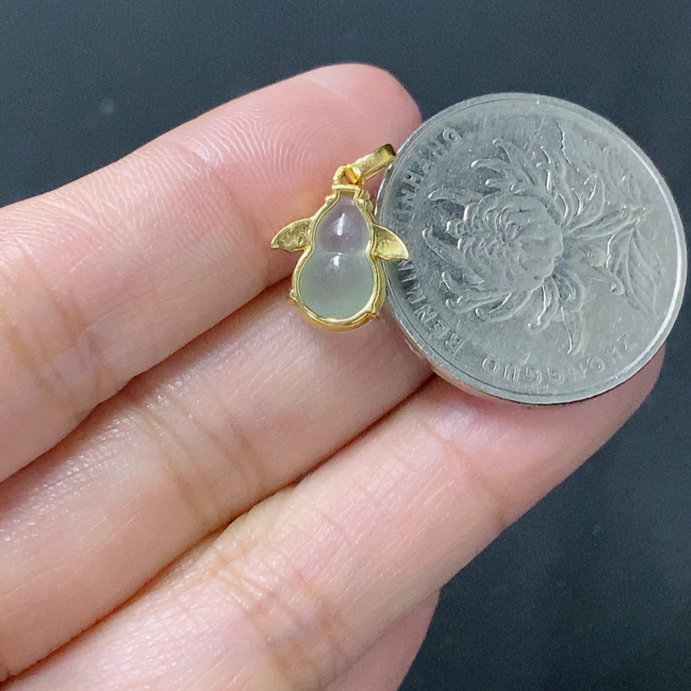 F24700922 Jadeite inlaid calabash pendant 18k gold inlaid total weight approx. 0.91g