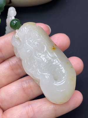 H46526940 和田玉龙鱼挂件 颜色成因未定 总重约81.35g 含链