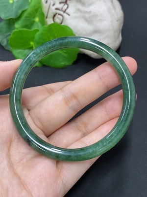 F46557682 翡翠圆条手镯 货品总重量约28.7克 圈口59.2