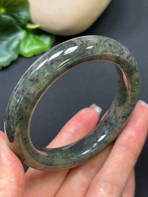 H45422710 和田玉正圈手镯 圈口54mm 总重约57.84g