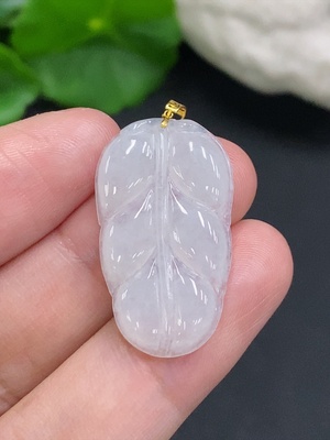F34049829 Jadeite Leaf Pendant with 18K Gold Clasp, Total Weight Approximately 3.2g