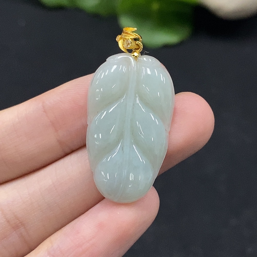 F34029704 Jadeite Leaf Pendant Non-Gold Inlaid Total Weight Approximately 3.45g