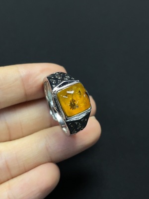 C46534857 琥珀蜜蜡戒指 非金 货品总重约4.76g