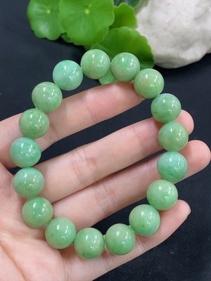 F46549283 翡翠手串 卡12mm左右 货品总重约50g