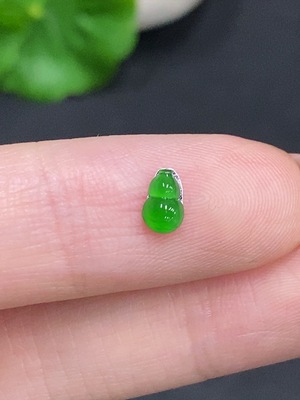 F34060135 Jadeite Gourd Inlaid Piece, Total Weight Approximately 0.8g, Yellow Color Origin Undetermined