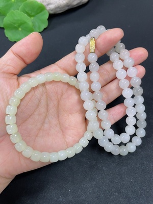 H46559107 和田玉手串/珠链    卡6.8/7.8mm左右     货品总重约60g