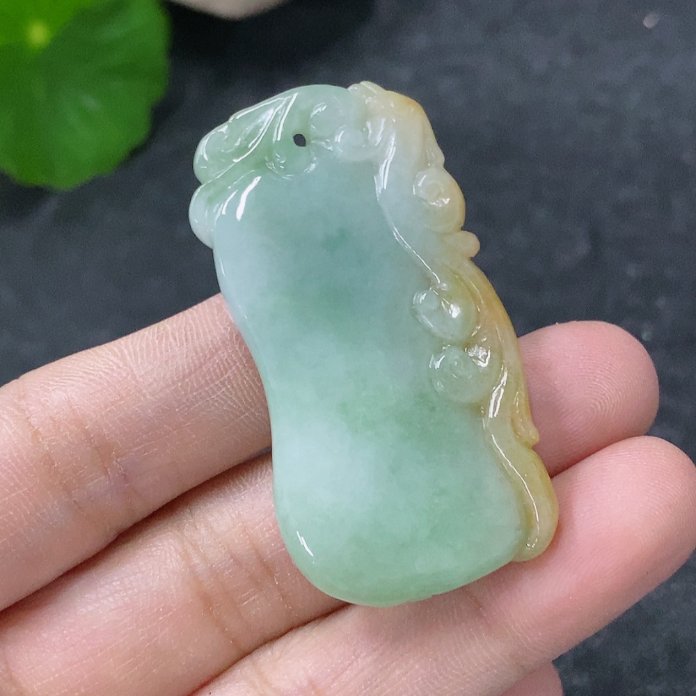 F32792067 Jadeite Fu Gua pendant, total weight approximately 16.1g (color origin undetermined)