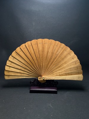 W32717432 Golden Silk Nanmu Fan