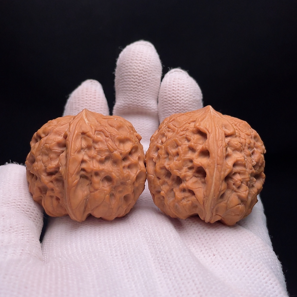 W34988121 Walnut Total weight approx. 35.92g Size approx. 39.4mm