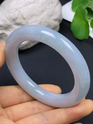 F46564855 翡翠圆条手镯   货品总重约70.67g 圈口55.3