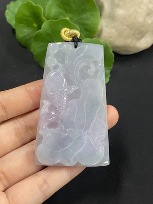 F37434565 翡翠荷叶鱼挂件 货品总重约36.98g