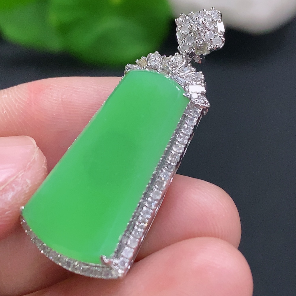 F33904548 Jadeite Plain Pendant with 18K Gold and Diamond Accents Total Weight Approx. 5.1g