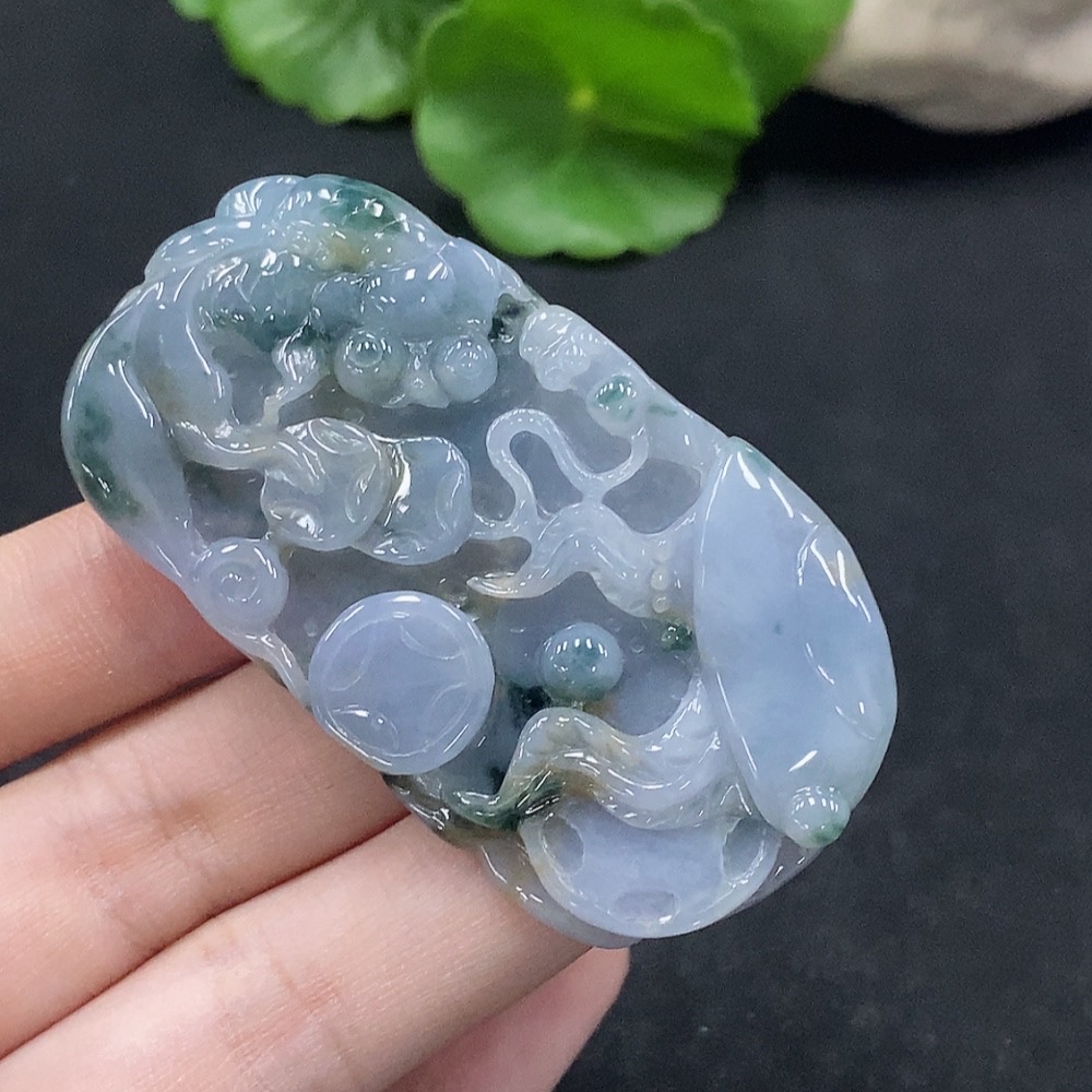 F34028881 Jadeite Fish Pendant Symbolizing Annual Abundance