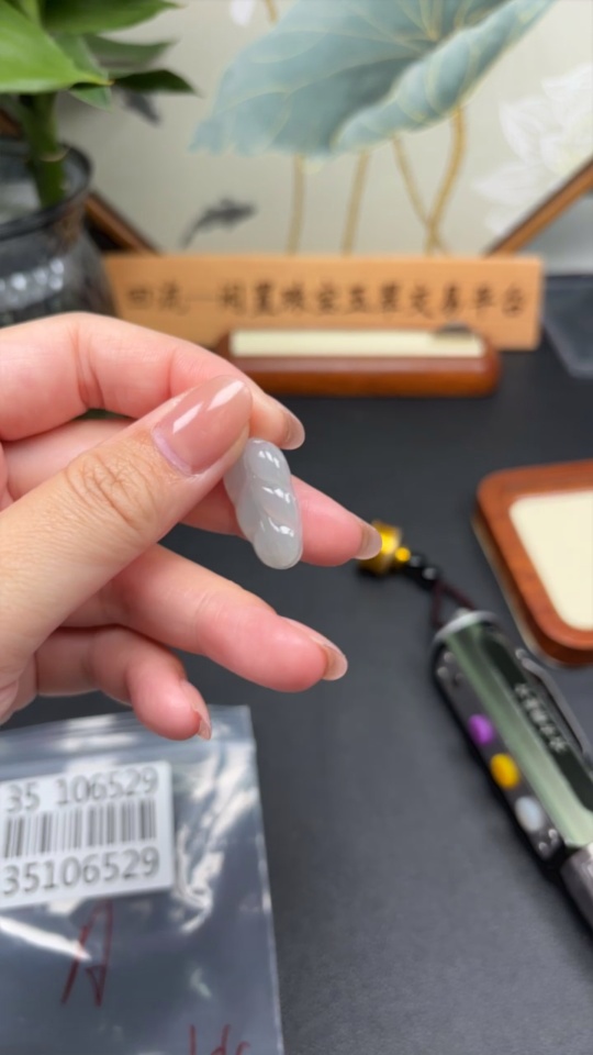 F35106529 Jadeite Leaf Pendant with 18K Gold Clasp, Total Weight Approximately 2.6g