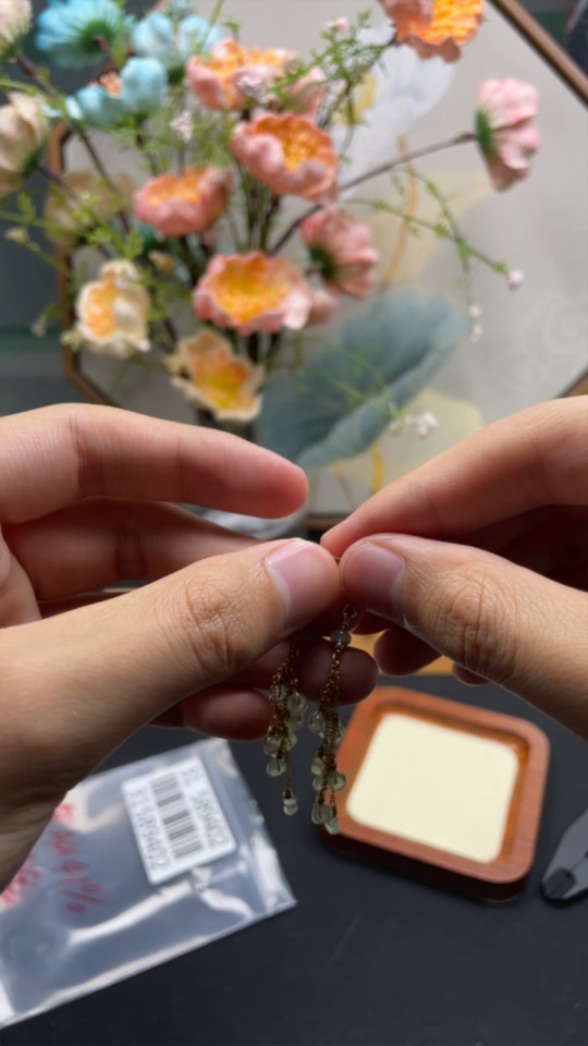 F31589402 Jadeite Inlaid Earrings with Hook (41% Au, Non-Gold Remainder, Total Weight Approx. 3g)