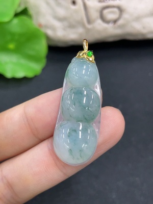 F46571611 翡翠挂件   福豆    货品总重约 5.15g 扣头18k