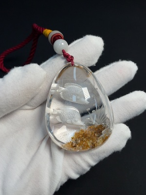 C42962585 水晶吊坠 颜色成因未定 可见有机物 货品总重约82.15克 含绳（颜色）