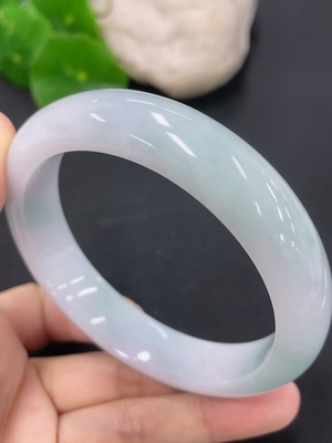 F46566690 翡翠正圈手镯 货品总重约67.08g 含有色抛光粉 59.4圈口