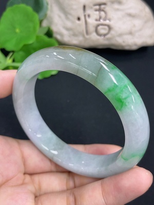 F46515592 翡翠正圈手镯  修补  货品总重约67.9g  圈口57.4