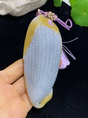 F46517723 翡翠玉米手把件 货品总重约216.24克 （含绳重）颜色成因未定