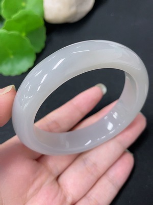 H45373278 和田玉正圈手镯   圈口57.8       货品总重约70.7g