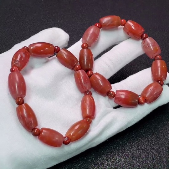 C35091873 Red Agate Bracelet with Visible Organic Matter, Total Weight Approximately 82.94g, Sell as a Lot