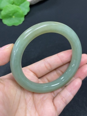 H46531432 和田玉圆条手镯    圈口56.9     货品总重约52.2g