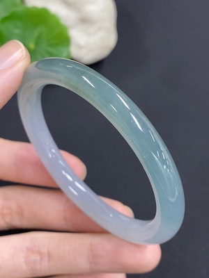 F46555868 翡翠圆条手镯 货品总重量约28.9克 圈口53.5