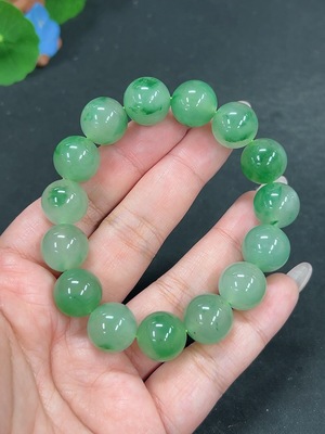 H41922417 非洲翠(独龙玉)手串 卡13.4mm左右 货品总重约55g