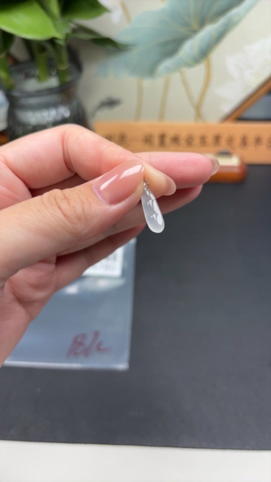 F34044780 Jadeite Fu Bean Pendant 18k Total Weight Approx. 0.6g