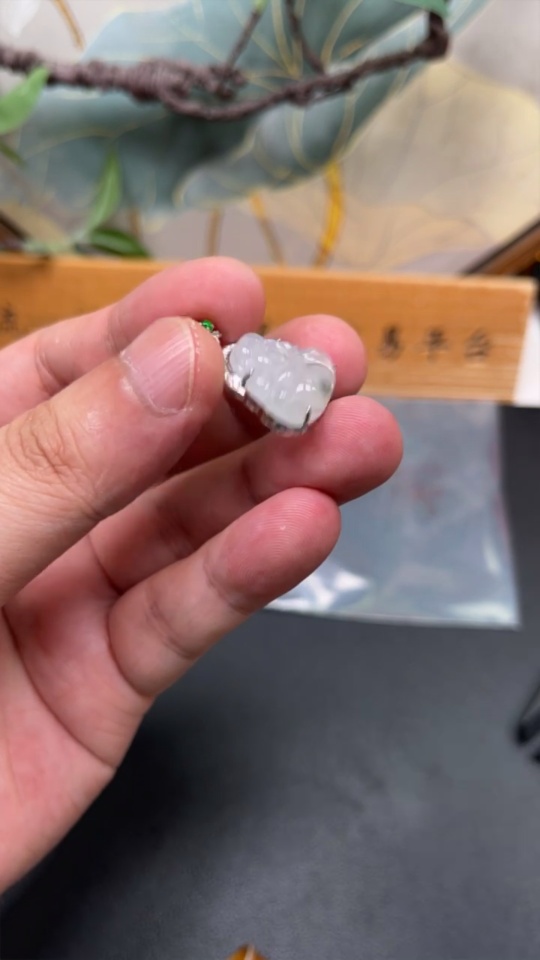 F34042651 Jadeite Inlaid Buddha Pendant 18k Total Weight Approx. 3.72g