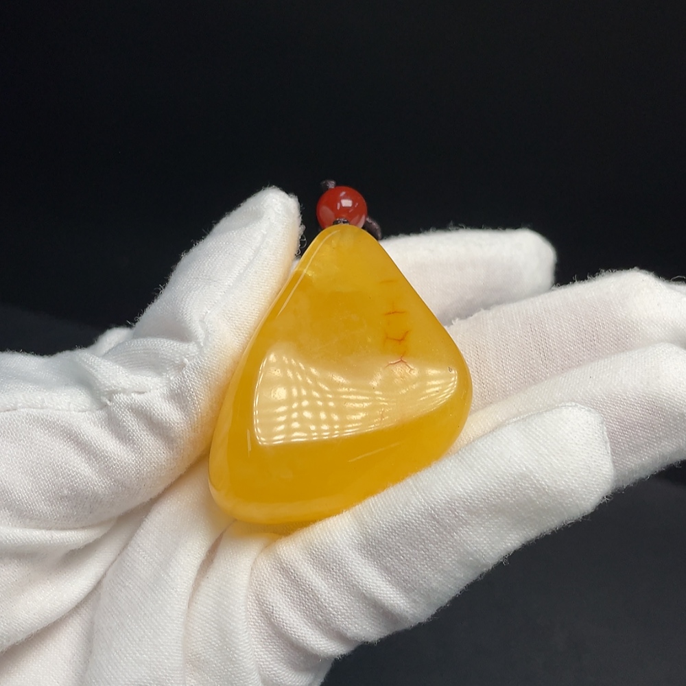 C34040054 Amber Beeswax Pendant with Non-Natural Accent Stones, Total Weight Approx. 25.52g Including Rope