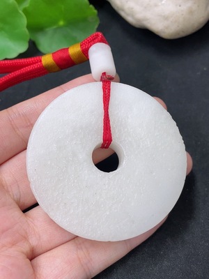 H46575779 和田玉手把件  仿古环  含其他矿物成分  货品总重约（含绳）100.9g