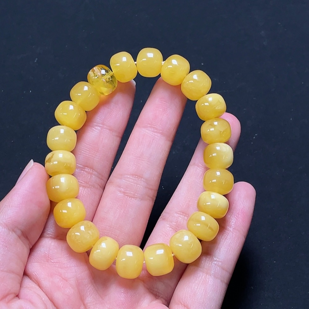 C31665658 Amber and Beeswax Bracelet, Total Weight Approximately 16.04g, Bead Size About 10.9mm