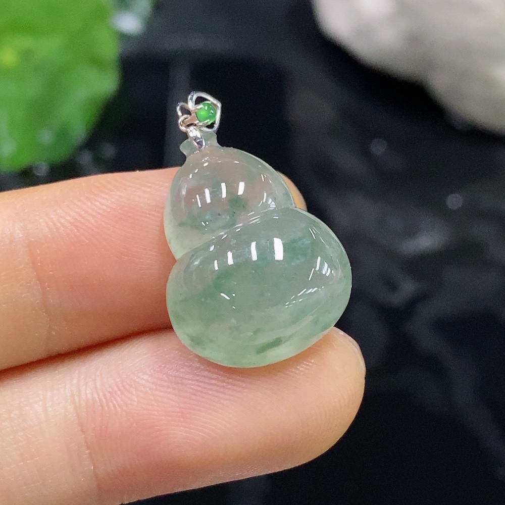 F23607669 Jadeite Gourd Pendant with 18k Gold Bezel, Total Weight 3.703g