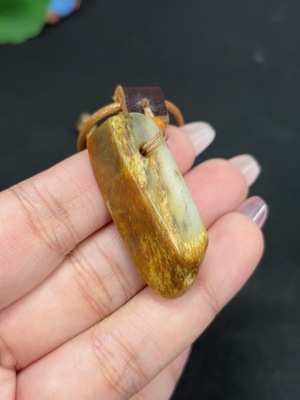 H46587752 和田玉挂件 货品总重约【含绳】16.4g 皮色成因未定 含其他矿物成分