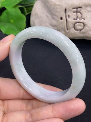 F46562199 翡翠正圈手镯 含有色抛光粉  货品总重约46.3g  圈口51.5