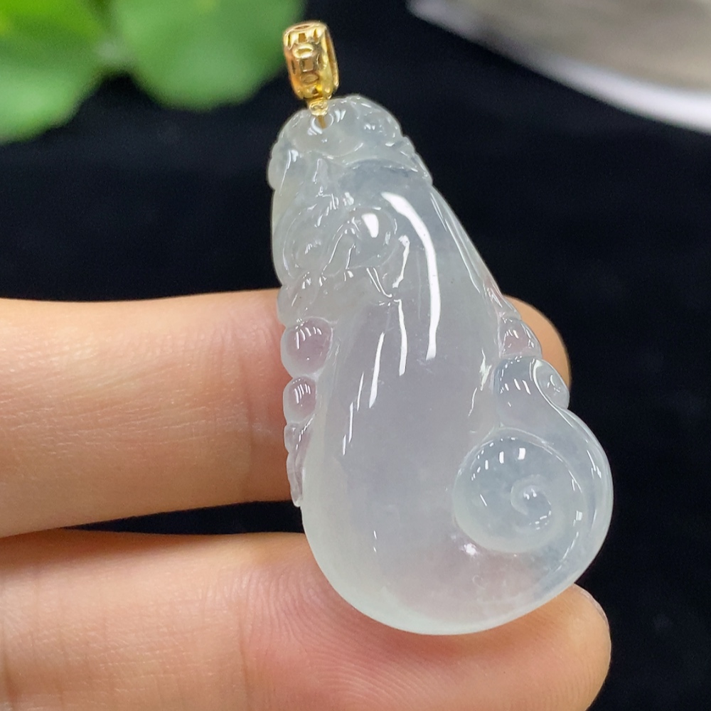 F31639720 Jadeite Pendant with 18k Clasp, Total Weight Approximately 8.46g