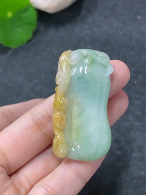 F32792067 Jadeite Fu Gua pendant, total weight approximately 16.1g (color origin undetermined)