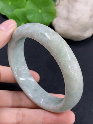 F46549877 翡翠正圈手镯 圈口58.8 货品总重约73.99g