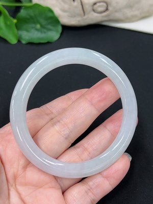 F46546257 翡翠圆条手镯 货品总重约33.13g 53.6圈口